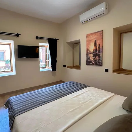 Konagi Hotel *